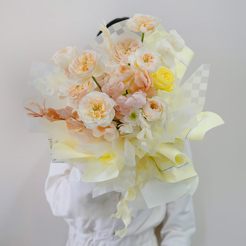 Monivärinen ruudullinen bouquet-käärepaperi