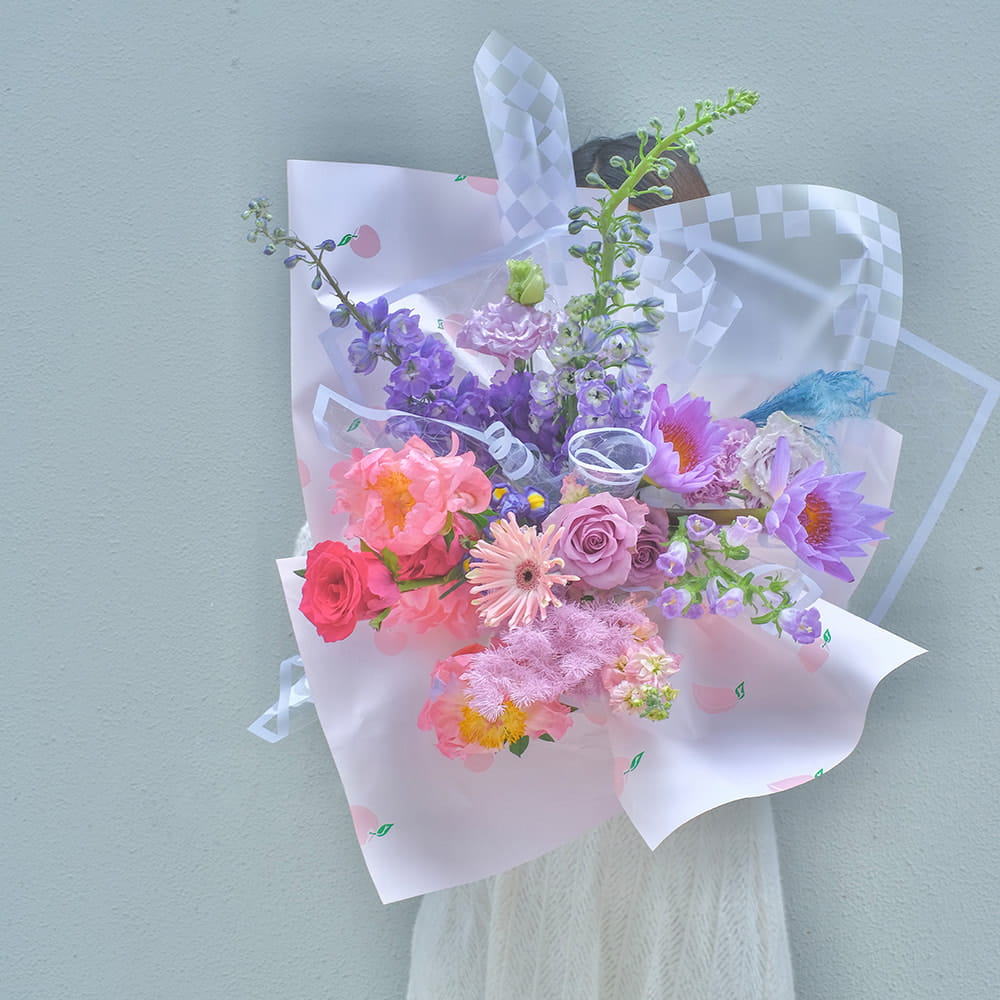 Monivärinen ruudullinen bouquet-käärepaperi
