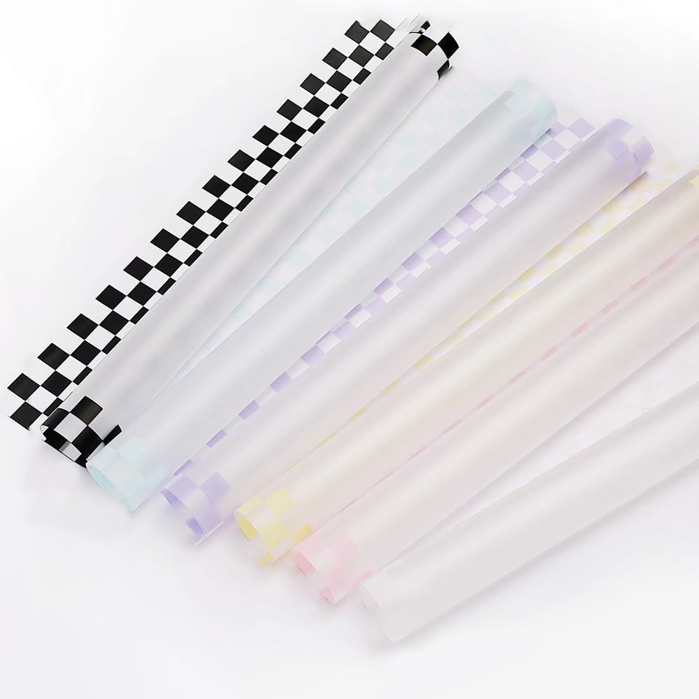 Monivärinen ruudullinen bouquet-käärepaperi