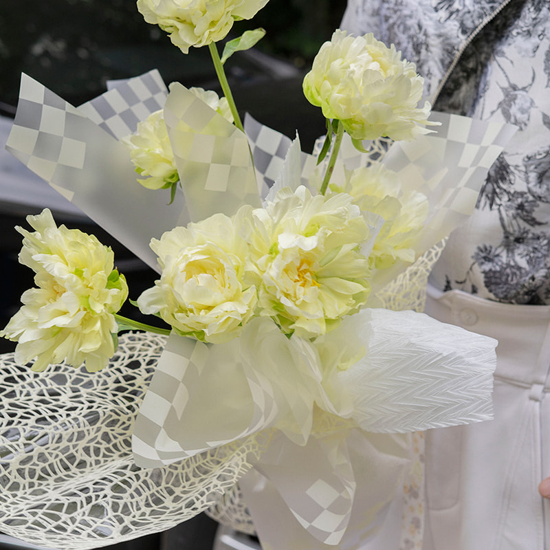 Monivärinen ruudullinen bouquet-käärepaperi