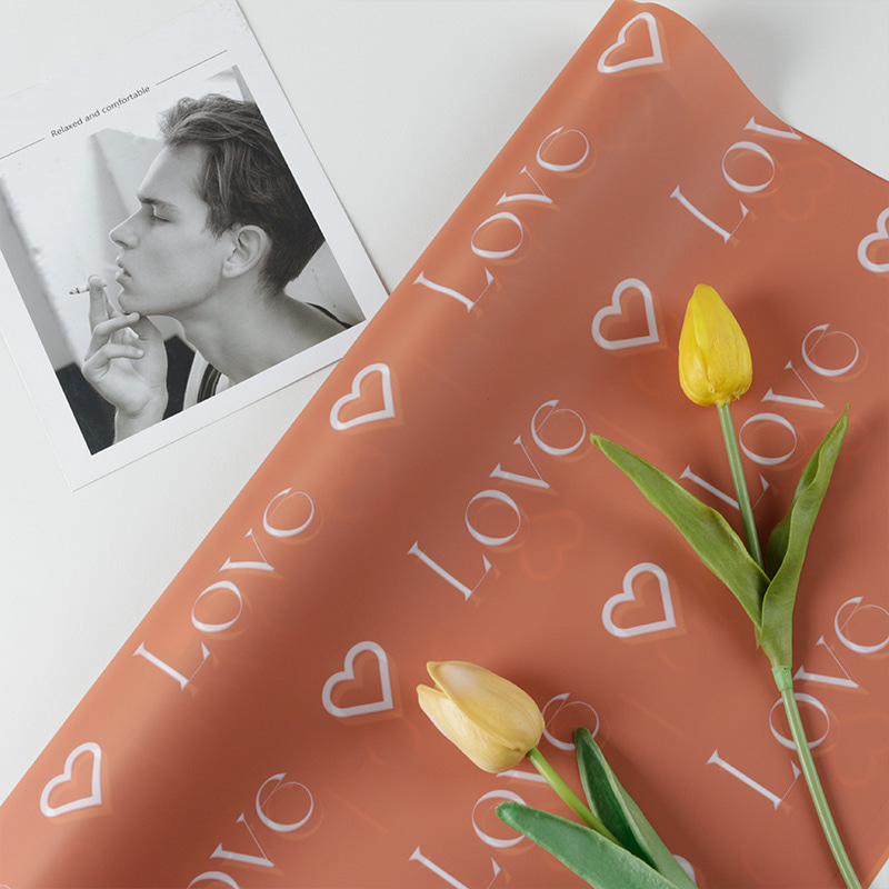 Love Letters Print Design Kukkakääre Nossa-paperi vedenpitävällä pinnoitteella Värikäs