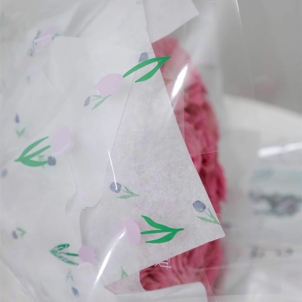 Kukkakimppu paksua käärepaperia taiteellisilla sanoilla